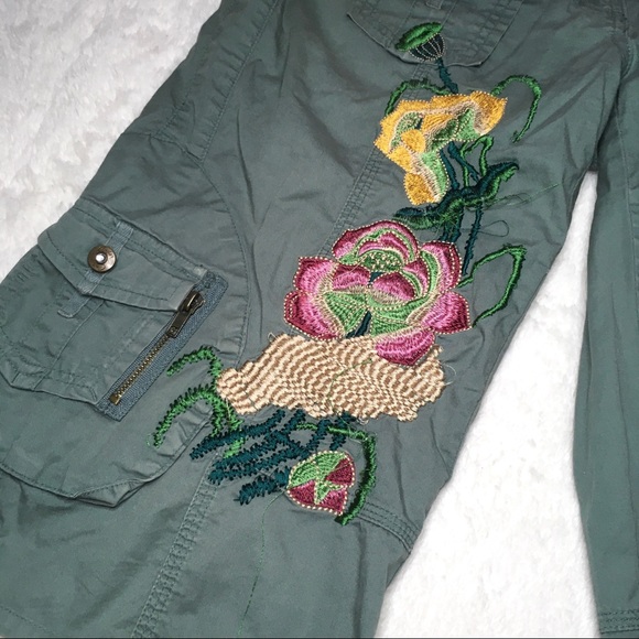 Y2K 00s Candie’s Olive Green Floral Embroidered Low Rise Cargo Gaucho Shorts - Picture 3 of 5